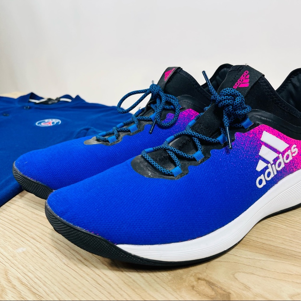 Impeccable condition. Very comfortable and unique colors and style.